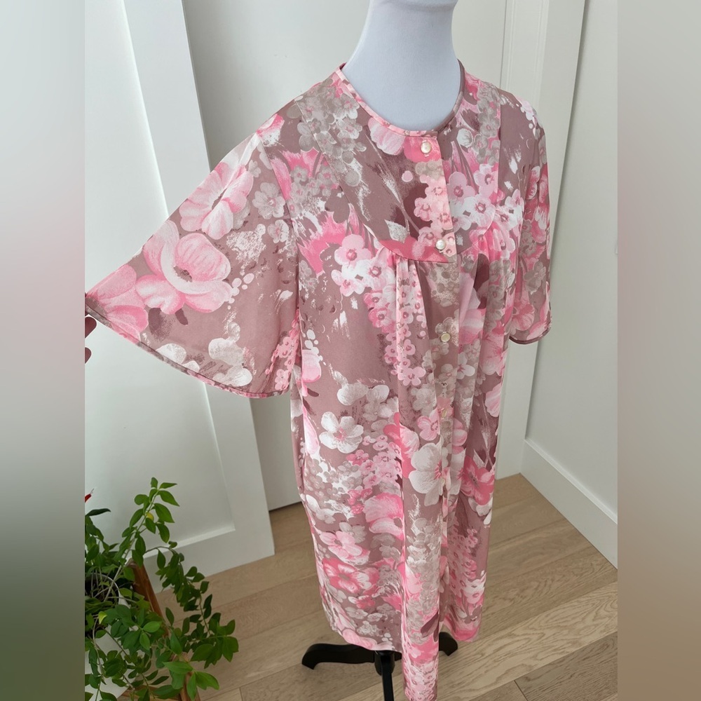 VINTAGE Perri-Ann Peignoir Nylon Short Button Front Floral Robe 70's Loungewear